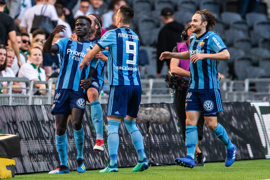 Djurgårdens Aliou Badji blir omkramad