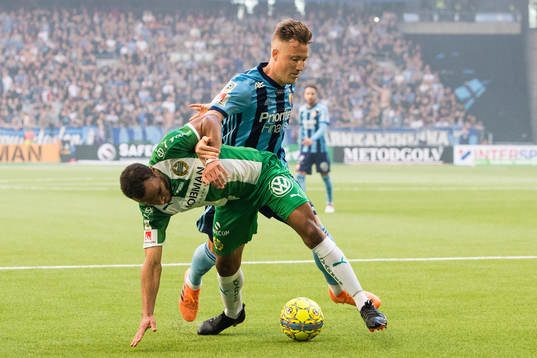 Hammarbys Serge-Junior Martinsson Ngouali i kamp om bollen