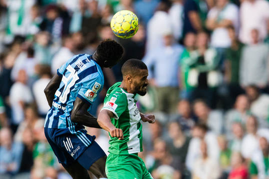 Djurgårdens Aliou Badji i en nickduell med Hammarbys Junes