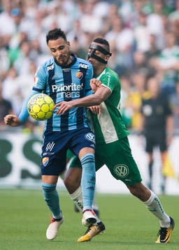 Djurgårdens Fredrik Ulvestad i kamp om bollen med