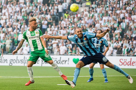 Hammarbys Sander Svendsen med en nick förbi Djurgårdens