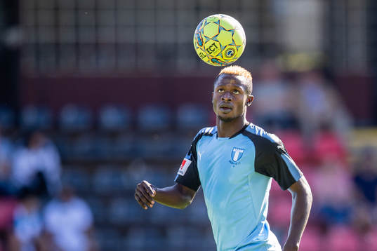 Malmö FFs Bonke Innocent innan fotbollsmatchen i