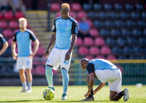 Malmö FFs Bonke Innocent och Fouad Bachirou innan