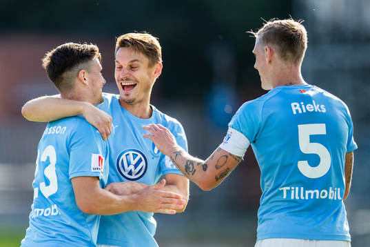 Malmö FFs Marcus Antonsson blir omkramad av Markus