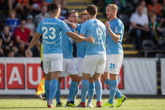 Malmö FFs Eric Larsson blir omkramad