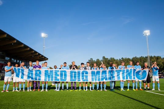 Malmö FFs spelare håller upp en banderoll