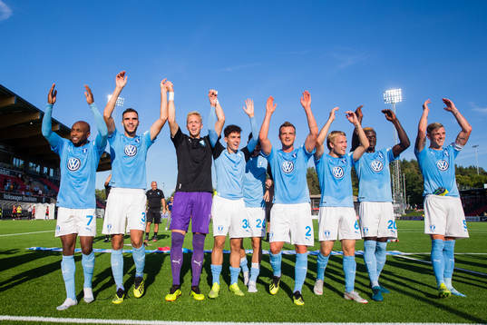 Malmö FFs spelare jublar och firar med supportrarna