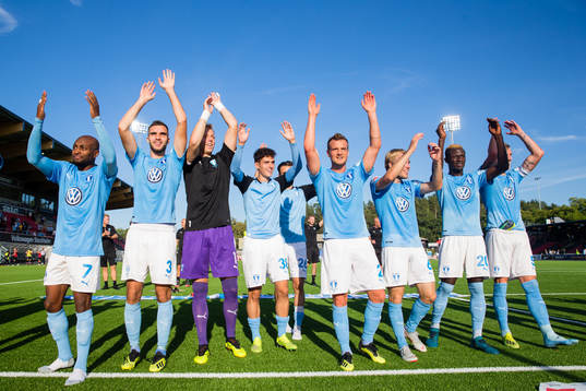 Malmö FFs spelare jublar och firar med supportrarna