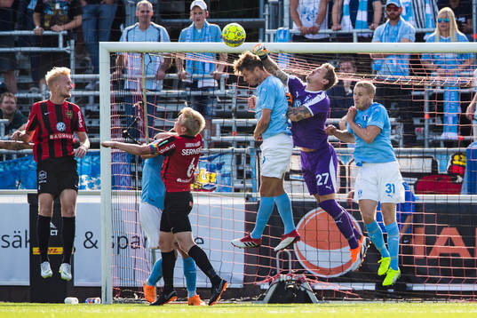 Malmö FFs målvakt Johan Dahlin räddar