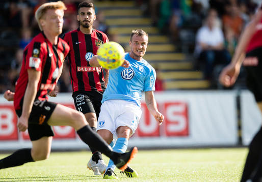 Malmö FFs Eric Larsson skjuter in 0-2
