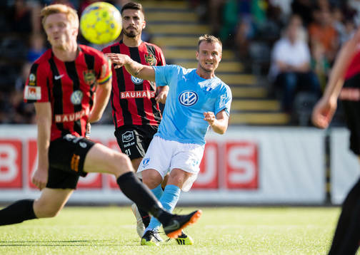 Malmö FFs Eric Larsson skjuter in 0-2