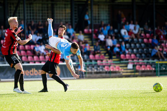 Malmö FFs Marcus Antonsson blir fälld i straffområdet av