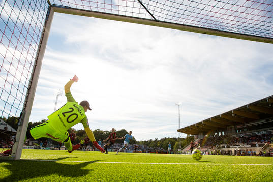 Brommapojkarnas målvakt Nikola Petric  släpper in 0-3