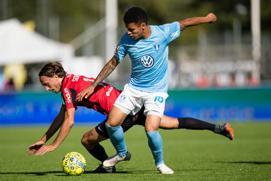 Malmö FFs Romain Gall i kamp om bollen med Brommapojkarnas