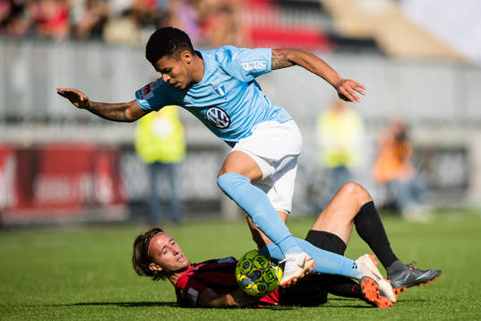 Malmö FFs Romain Gall i kamp om bollen med Brommapojkarnas