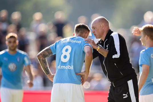 Malmö FFs tränare Uwe Rösler  ger direktiv till Arnór