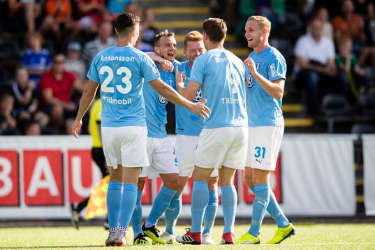 a vänster) gör 0-2 och jublar med lagkamrater