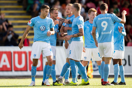 a vänster) gör 0-2 och jublar med lagkamrater