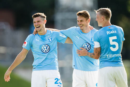 Malmö FFs Marcus Antonsson (v) gör 0-3 och firar med