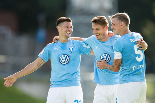 Malmö FFs Marcus Antonsson (v) gör 0-3 och firar med