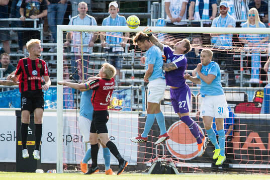 Malmö FFs målvakt Johan Dahlin boxar ut bollen