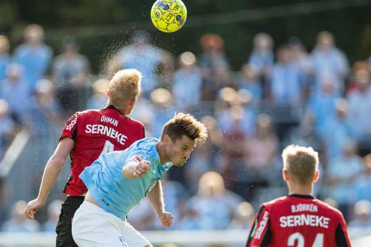 Brommapojkarnas Ludvig Öhman Silwerfeldt i kamp om bollen