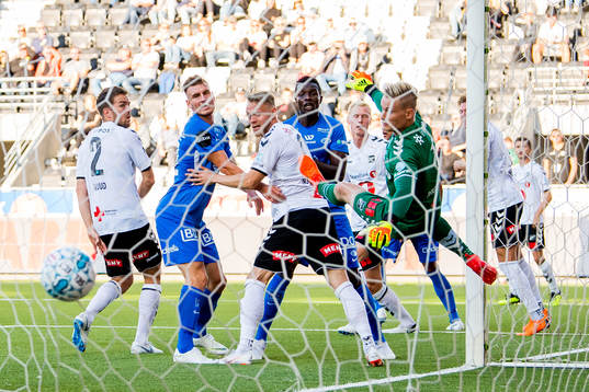Ruben Gabrielsen of Molde (hidden) scores 0-1 behind