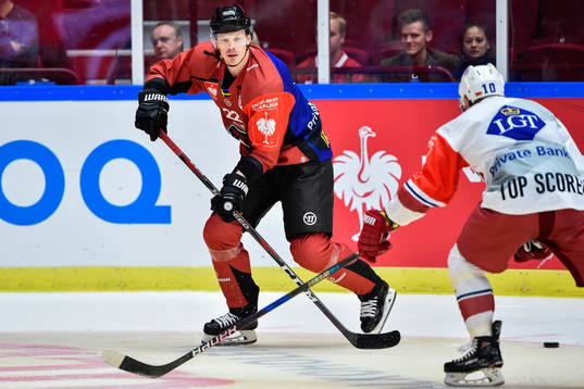Lars Bryggman of Malmö Redhawks and Pavel Razvadovsky of