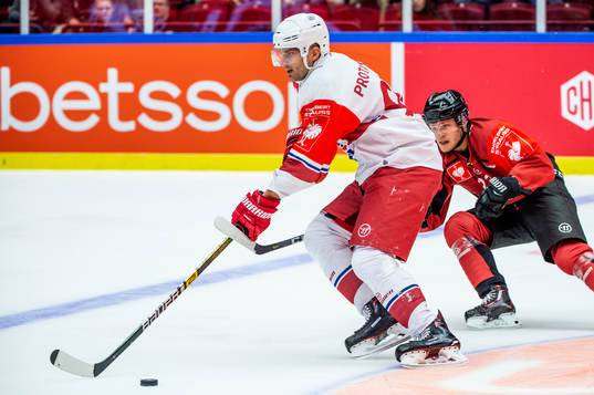 Anatoly Protasenya of Yunost Minsk and Christoffer Forsberg