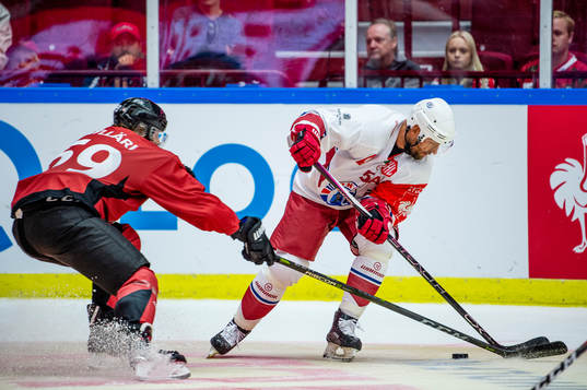 Anton Mylläri of Malmö Redhawks and Alexander Kulakov of