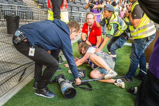 Fotograf blir attackerad av föremål inkastat från