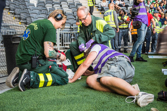 Fotograf blir attackerad av föremål inkastat från