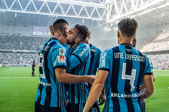 Djurgårdens Haris Radetinac firar med lagkamrater