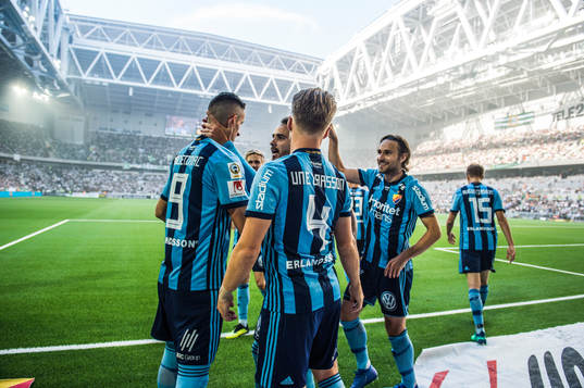 Djurgårdens Haris Radetinac firar med lagkamrater