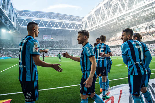 Djurgårdens Haris Radetinac firar med lagkamrater