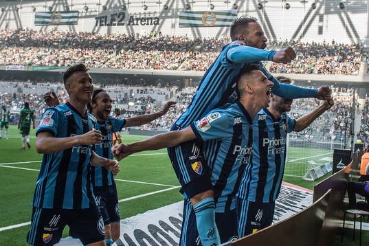 Djurgårdens Haris Radetinac firar sitt 2-0 med lagkamrater