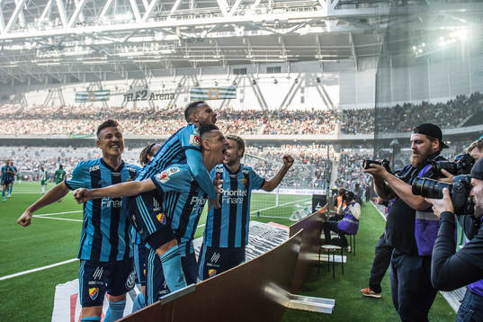 Djurgårdens Haris Radetinac firar sitt 2-0 med lagkamrater