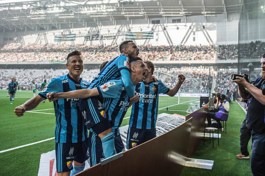 Djurgårdens Haris Radetinac firar sitt 2-0 med lagkamrater