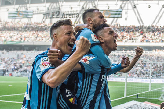 Djurgårdens Haris Radetinac firar sitt 2-0 med lagkamrater