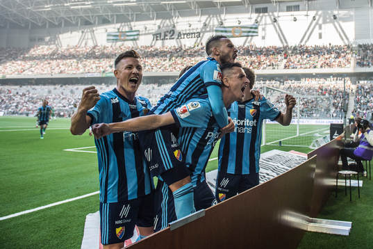 Djurgårdens Haris Radetinac firar sitt 2-0 med lagkamrater