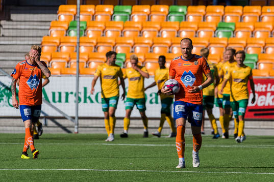 Fredrik Carlsen of Aalesund and Aron Elís Thrándarson of