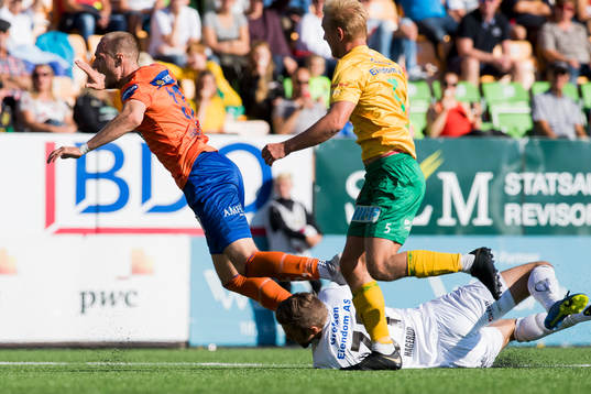 Aron Elís Thrándarson of Aalesund and Goalkeeper Stefan