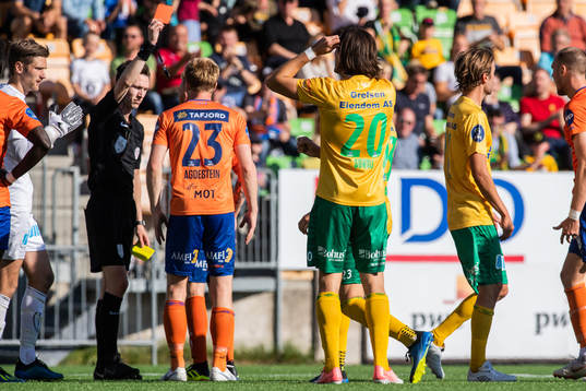 Aron Elís Thrándarson of Aalesund receives a red card