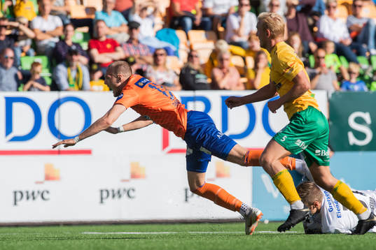 Aron Elís Thrándarson of Aalesund and Goalkeeper Stefan