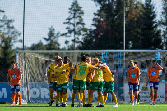 Lars-Jørgen Salvesen of Ull/Kisa celebrates with his