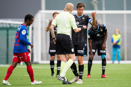 Eivind Bodding, referee, and Niels Vorthoren of Sandnes Ulf