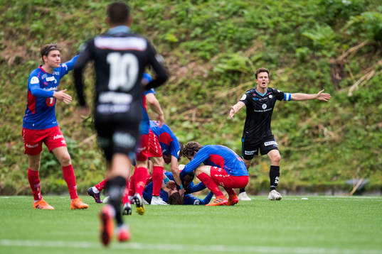 The players of Tromsdalen celebrate the 1-0 goal while