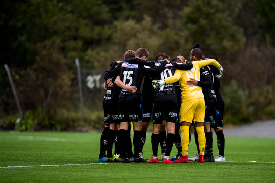 The players of Sandnes Ulf gather in a circle