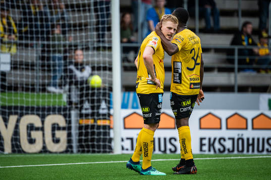 Elfsborgs Per Frick och Elfsborgs Chinedu Obasi kramar om
