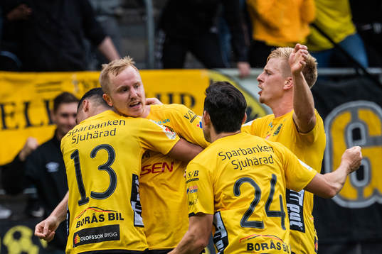 Elfsborgs Simon Lundevall kramas om